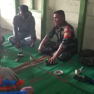 Jalin Silaturahmi, Babinsa Koramil 01/Sumbul Komsos dengan Warga Desa Kuta Gugung