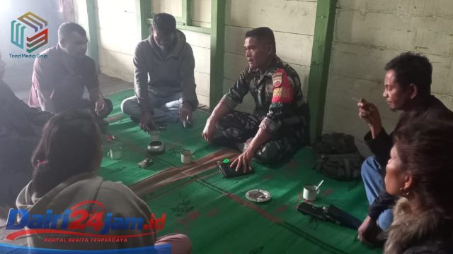 Jalin Silaturahmi, Babinsa Koramil 01/Sumbul Komsos dengan Warga Desa Kuta Gugung