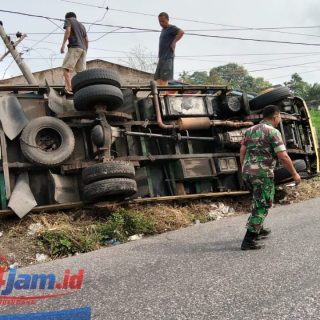 Terjadi Kecelakaan Di Wilayah Binaan, Babinsa Kodim 0206/Dairi Sigap Berikan Pertolongan