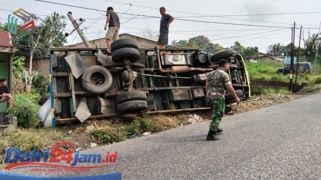 Terjadi Kecelakaan Di Wilayah Binaan, Babinsa Kodim 0206/Dairi Sigap Berikan Pertolongan