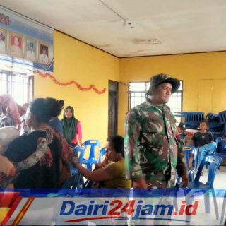 Tak Sekadar Mengawal, Babinsa Koramil 01/Sumbul Dampingi Penyaluran Beras untuk Warga Pegagan Hilir 