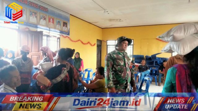 Tak Sekadar Mengawal, Babinsa Koramil 01/Sumbul Dampingi Penyaluran Beras untuk Warga Pegagan Hilir 