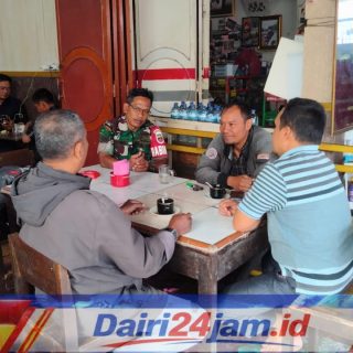 Bincang Santai, Babinsa Koramil 01/Sumbul Ngopi Bareng Warga