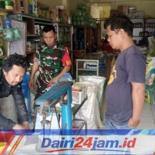 Cek Pupuk Untuk Petani, Babinsa Sambangi Kios Pupuk