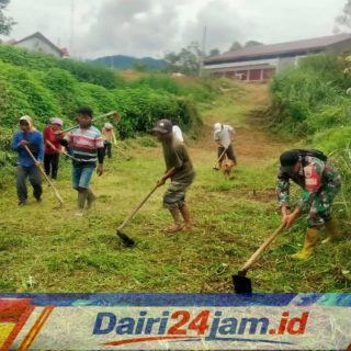 TNI Hadir di Tengah Rakyat, Babinsa dan Pemerintah Desa Simartugan Kompak Gelar Gotong Royong