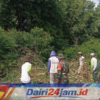 Babinsa Bersama Warga Lakukan Gotong Royong Jaga Kebersihan Lingkungan