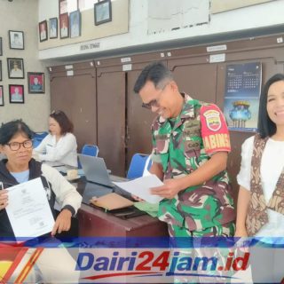 Tak Perlu Khawatir Biaya, Babinsa 01/Sumbul Bantu Warga Urus Akta Kelahiran Gratis