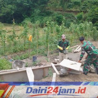 Babinsa Bersama Warga, Terus Bahu Membahu dalam Pembangunan Jembatan