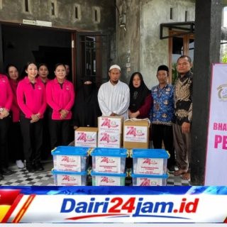 Ketua Bhayangkari Daerah Sumut Ny. Mona Whisnu Hermawan Sambangi Rumah Duka, Serahkan Santunan Kepada Keluarga Alm. Aiptu Herbin Silaen dan Korban Kebakaran