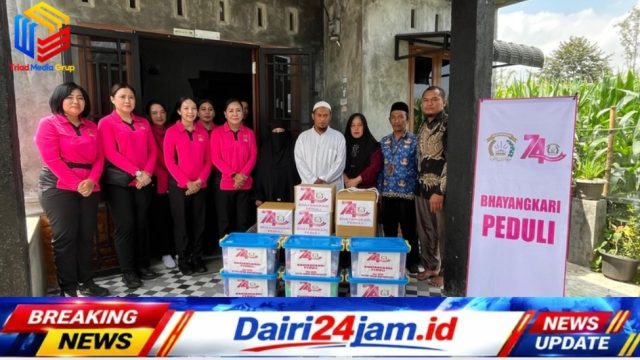 Ketua Bhayangkari Daerah Sumut Ny. Mona Whisnu Hermawan Sambangi Rumah Duka, Serahkan Santunan Kepada Keluarga Alm. Aiptu Herbin Silaen dan Korban Kebakaran