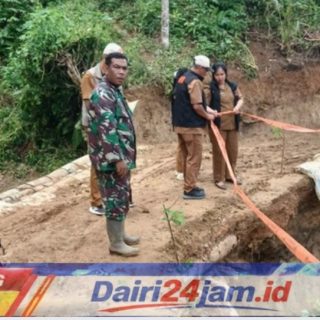 Gerak Cepat Babinsa Koramil 05/TP Dampingi BPBD Dairi Tanggap Bencana Jalan Tergerus Air Hujan