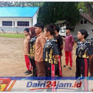 Bentuk Karakter Disiplin Generasi Muda, Babinsa Koramil 05/TP Gembleng Siswa SMAN 1 Tanah Pinem Latihan PBB