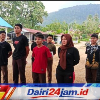 Personil Koramil 05/Tanah Pinem Sertu Warpadli Latihkan PBB untuk Tanamkan Disiplin Siswa SMAN 1 Tanah Pinem