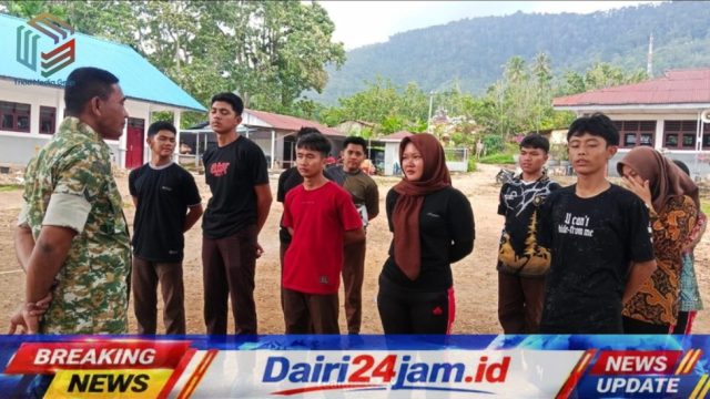 Personil Koramil 05/Tanah Pinem Sertu Warpadli Latihkan PBB untuk Tanamkan Disiplin Siswa SMAN 1 Tanah Pinem